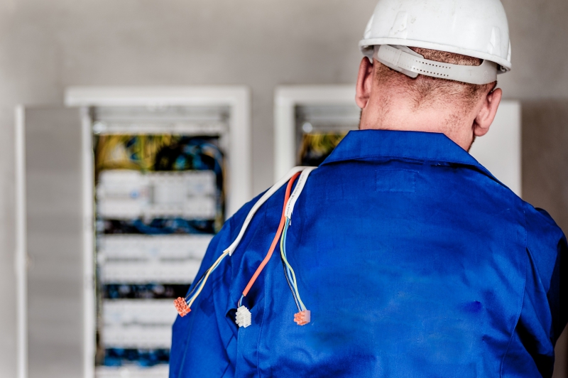 sasu-TOUET SUR VAR-min_electrician-1080586